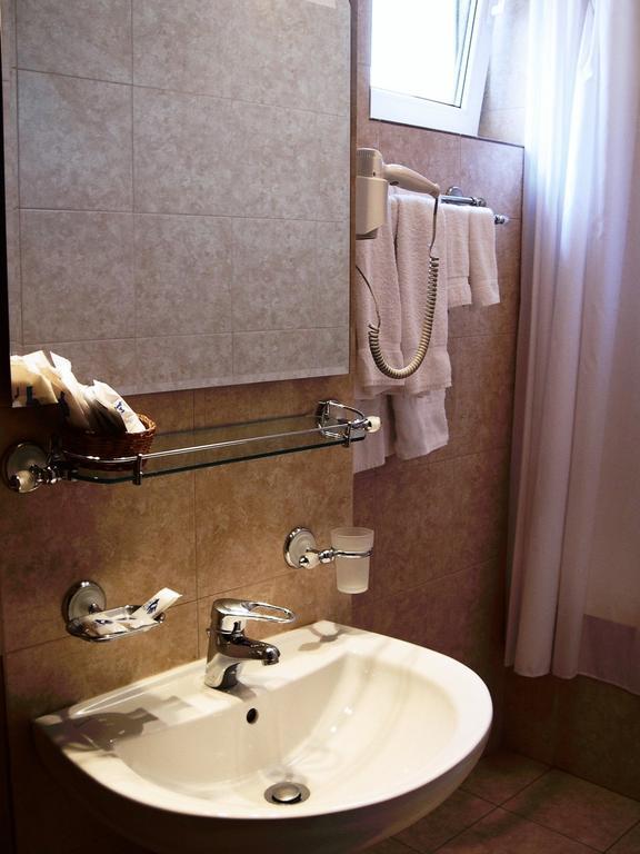 Hotel Piccolo Mondo ブカレスト 部屋 写真