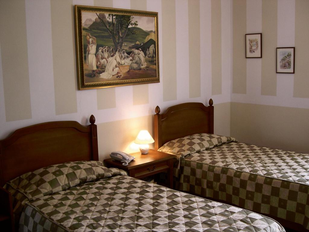 Hotel Piccolo Mondo ブカレスト 部屋 写真